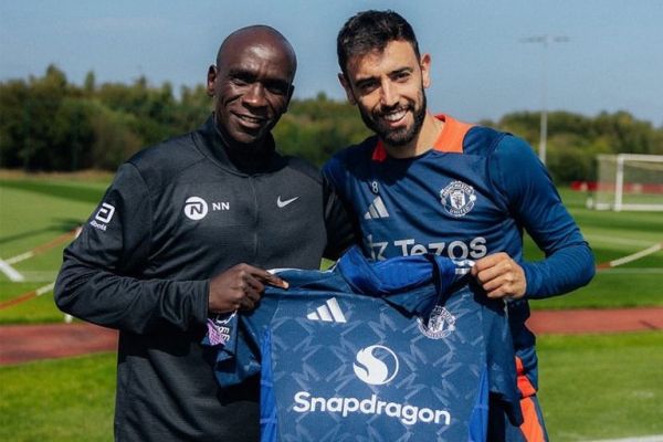 Eliud Kipchoge poses alongside Manchester United midfielder Eliud Kipchoge. PHOTO| Courtesy