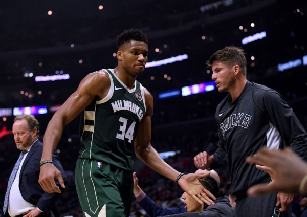 Giannis goes for 29 and 15 as Bucks blow out Knicks, 132-88